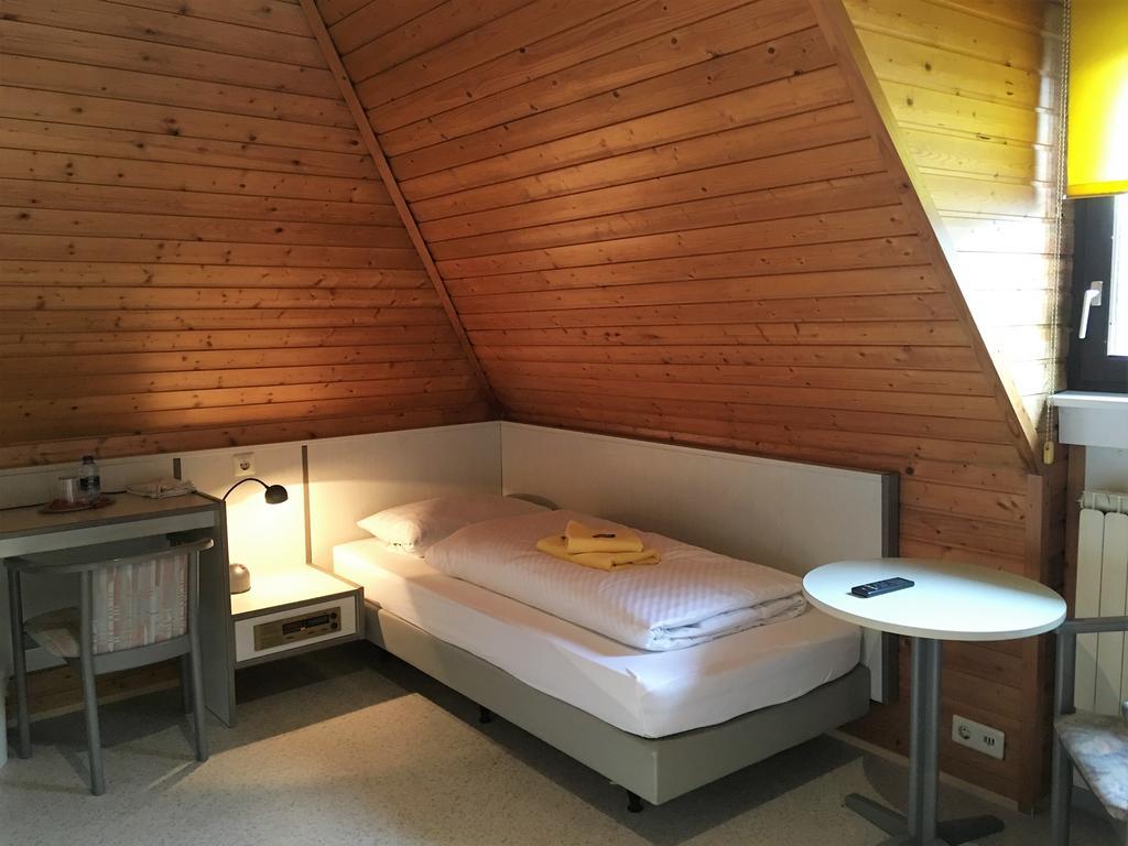 Gaestehaus An Der Rheinbruecke Altlussheim Екстериор снимка